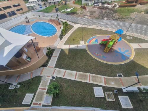 Bazén v ubytování Apartamento con piscina y parqueadero a 7 min del centro nebo v jeho okolí