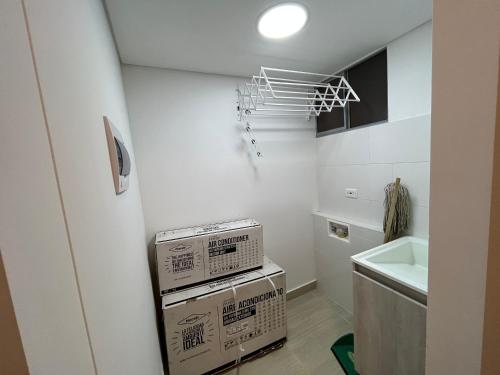 Zimmer mit Boxen auf dem Boden und einem Waschbecken in der Unterkunft Apartamento con piscina y parqueadero a 7 min del centro in Villeta