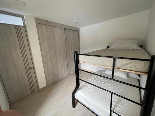 Postel nebo postele na pokoji v ubytování Apartamento con piscina y parqueadero a 7 min del centro