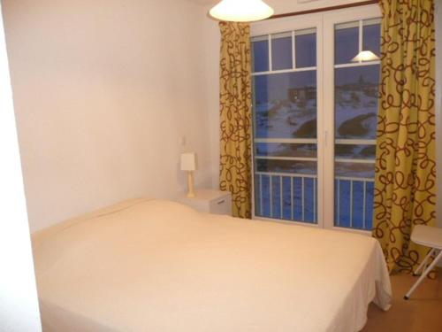 une chambre avec un lit blanc et une fenêtre dans l'établissement Bel appartement plage, 2 chambres, balcon ensoleillé, garage privatif, animaux acceptés, WIFI optionnel - FR-1-674-2, à Berck-sur-Mer