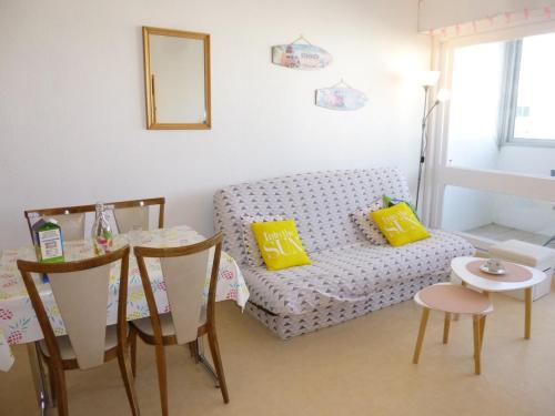 un salon avec un canapé et une table avec des chaises dans l'établissement Appartement familial avec balcon, à 50m de la plage – 2 pièces, 4 couchages, WiFi et parking gratuits - FR-1-224C-153, à Saint-Hilaire-de-Riez