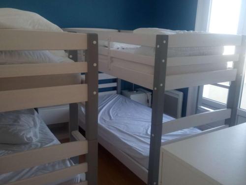 quelques lits superposés dans une chambre dans l'établissement Appart T2 rénové front de mer avec balcon et parking à Berck-Plage - FR-1-674-12, à Berck-sur-Mer