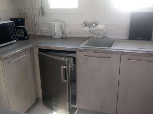 une cuisine avec un évier et un plan de travail dans l'établissement Appart T2 rénové front de mer avec balcon et parking à Berck-Plage - FR-1-674-12, à Berck-sur-Mer