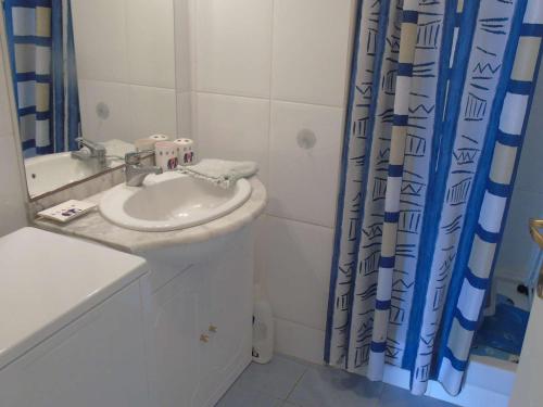 une salle de bain avec un lavabo et un rideau de douche dans l'établissement Appartement lumineux à 2 pas de la plage, balcon, ascenseur, TV, lave-linge, animaux admis - FR-1-674-19, à Berck-sur-Mer