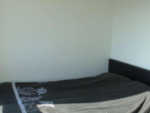 een bed met een zwarte deken erop bij Studio Berck-Plage, 1 pièce, 4 personnes - FR-1-674-8 in Berck-sur-Mer