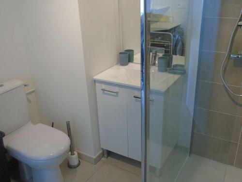 een badkamer met een toilet en een glazen douche bij Studio Berck-Plage, 1 pièce, 4 personnes - FR-1-674-8 in Berck-sur-Mer