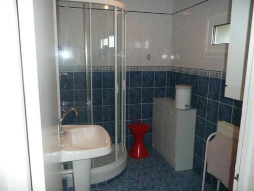 une salle de bain avec une douche, un lavabo et des toilettes dans l'établissement Appartement 1 Chambre - Animaux Acceptés - Terrasse - Lave-linge - FR-1-674-15, à Berck-sur-Mer