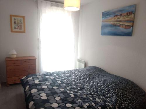 Posteľ alebo postele v izbe v ubytovaní Appartement RDC avec Terrasse, Jardin et Accès Plage - Capacité 4 Pers, Animaux et Fumeurs Non Admis - FR-1-674-4