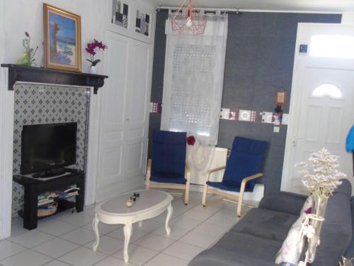 sala de estar con sofá y chimenea en Villa Berck-Plage, 4 pièces, 6 personnes - FR-1-674-23 en Berck-sur-Mer