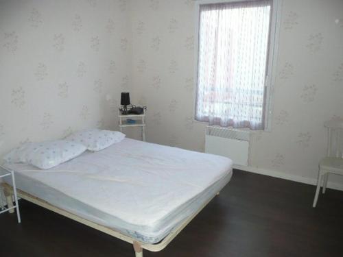 une chambre avec un lit blanc avec une fenêtre dans l'établissement Appartement RDC avec Terrasse, 2 Chambres, Parking Privé et Animaux Admis - Berck - FR-1-674-32, à Berck-sur-Mer