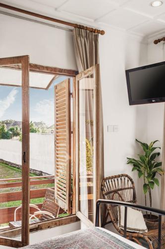 Televisyen dan/atau pusat hiburan di Brown Feather Hotel