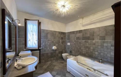 Imagen de la galería de Awesome Home In Montegrosso Cinaglio With Wifi, en Monale