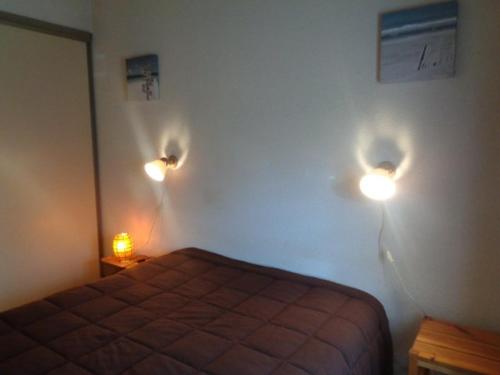 Posteľ alebo postele v izbe v ubytovaní Appartement Cosy à Dolus-d'Oléron - 4 Couchages, Proche Plage avec Balcon et Parking Gratuit - FR-1-246A-141