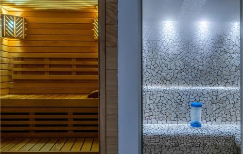 una sauna con un jarrón azul sentado encima en Amazing Home In Magliolo With Sauna en Magliolo