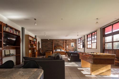 ein Wohnzimmer mit einem Billardtisch und einer Bibliothek in der Unterkunft Hotel Posada Bugambilias in San Luis Potosí