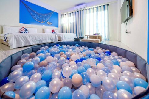 a large ball pit filled with blue and white balloons at 3Kiss Homestay in Wujie