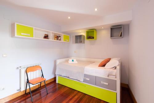 a bedroom with a bed with a desk and a chair at Erribera - baskeyrentals in Berriatúa