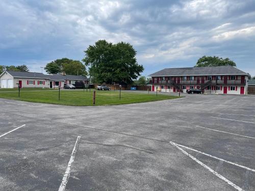 an empty parking lot in front of a building at VISTA VILLA MOTEL in Ludington