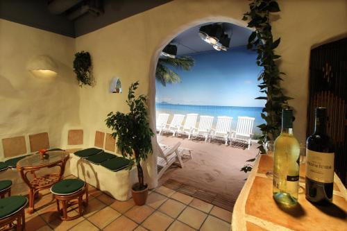 Habitación con mesa, sillas y el océano en Hotell Dalsland, en Ed