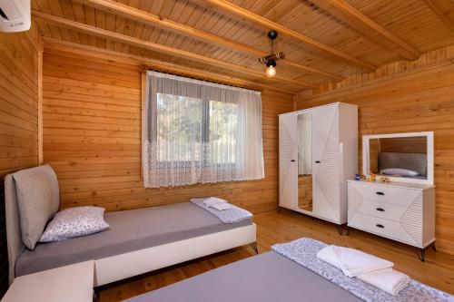 een slaapkamer met een bed in een houten kamer bij Villa Olymposgarden in Kumluca