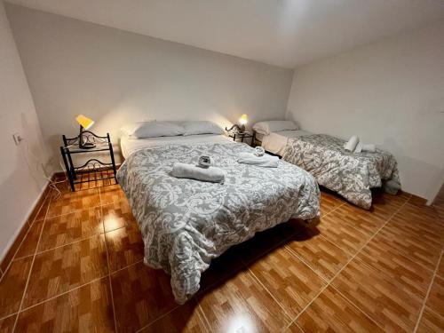Atico CabezoDoce في كالاهورا: غرفة نوم بسريرين وارضية خشبية