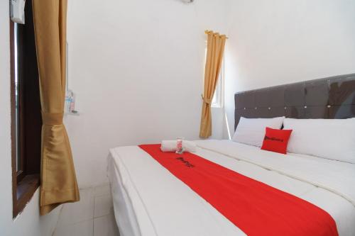 Ένα ή περισσότερα κρεβάτια σε δωμάτιο στο RedDoorz near Kampus UIN Lampung