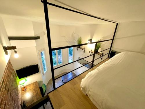 - une chambre avec une grande fenêtre et un lit dans l'établissement Cocooning & Modern Duplex City Center Carabacel, à Nice