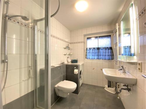 Koupelna v ubytování Haus Seebär Whg. 1 Hollwert 29a 70qm