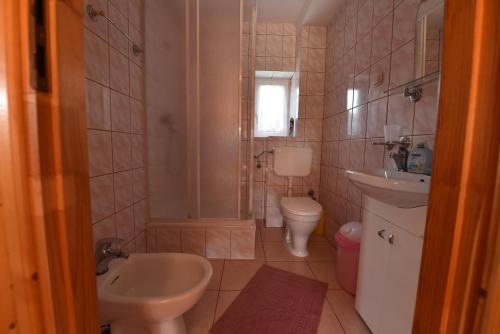 łazienka z toaletą i umywalką w obiekcie Stokrotka w Białowieży