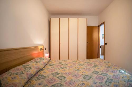 sypialnia z łóżkiem i szafą w obiekcie Appartamento Assenza 8 w Brenzone sul Garda