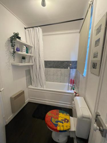 une salle de bain avec toilettes et baignoire dans l'établissement Rue Des Lingots Apartment, à Honfleur