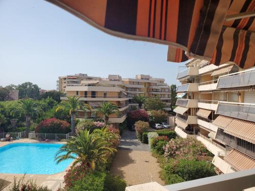 - une vue depuis le balcon d'un immeuble avec piscine dans l'établissement MIOUGRANO 2 Pieces Climatise 47m2 Piscine, Parking, à Fréjus