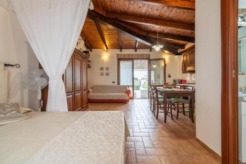 ein Wohnzimmer mit einem Sofa und einem Tisch in der Unterkunft Dependance Dei Ginepri in SantʼAntìoco