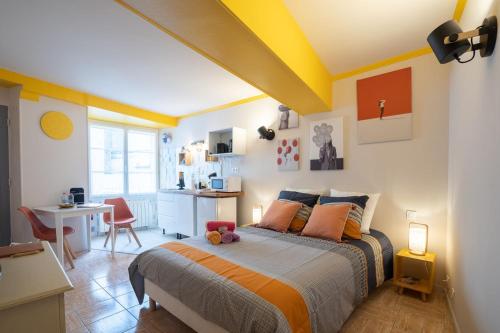 sypialnia z łóżkiem i biurkiem oraz kuchnia w obiekcie SUPERLOGIS BLOIS-HYPERCENTRE LE PITAYA-STUDIO☆☆☆ w mieście Blois