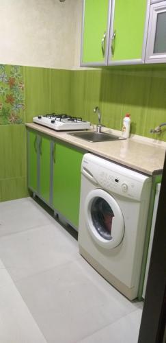 een keuken met een wasmachine en een wastafel bij Apartment in Poti in Poti