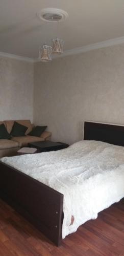 1 dormitorio con 1 cama grande y 1 sofá en Apartment in Poti, en Poti