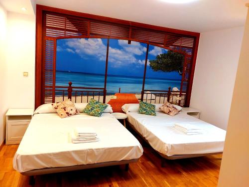 2 camas en una habitación con vistas al océano en Apartamentos La Atalaya, en Olite