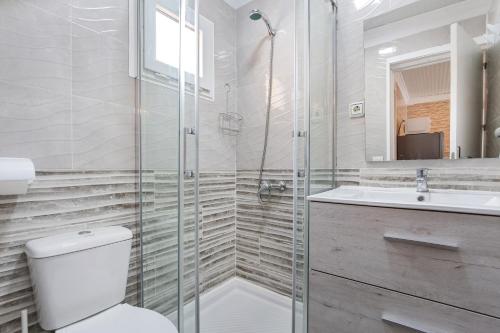 Un baño con ducha, inodoro y lavabo. en Apartamento Dayely, en Corralejo