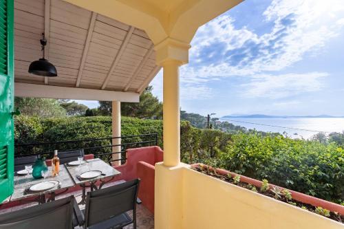 een balkon met uitzicht op de oceaan bij Breathtaking view house with large garden - Dodo et Tartine in Le Pradet