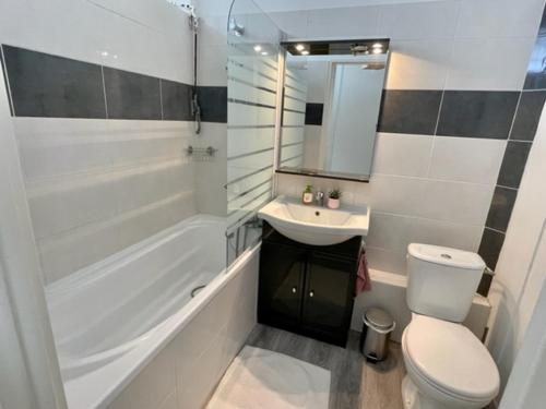 ein Badezimmer mit einem weißen WC und einem Waschbecken in der Unterkunft Lumineux Studio 30m2 / Balcon / Proche Gare et Ville in Montigny-lès-Metz