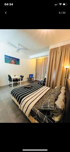 ein Schlafzimmer mit einem großen Bett und einem Tisch in der Unterkunft Furr Empire Damansara studio free netflix wifi in Petaling Jaya