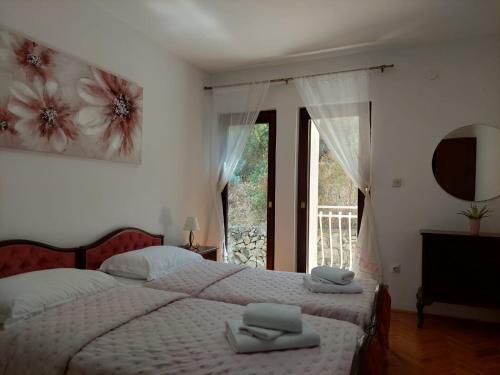 Postel nebo postele na pokoji v ubytování Seafront House Nusha