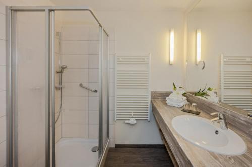 uma casa de banho com um lavatório e um chuveiro em Inselhof Vineta em Zempin