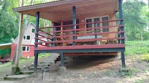 a dog house with a large bench in the yard at Oleandria- ,, Domek Malinka" nr 35 in Biskupiec