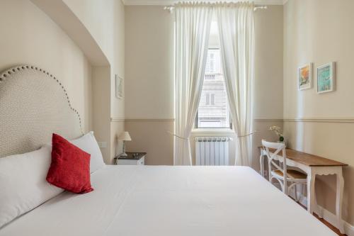 Кровать или кровати в номере Charming apartment with patio a few steps from Colosseum