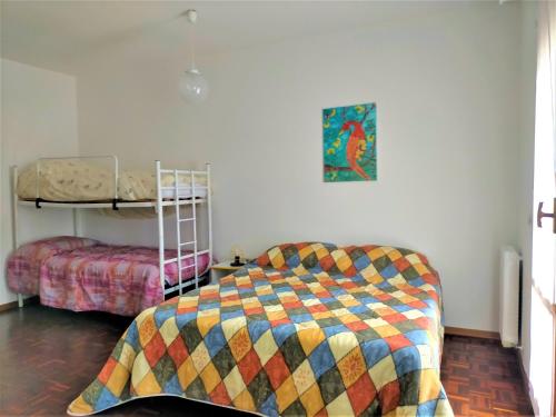 1 dormitorio con 1 cama y 2 literas en Appartamento OLEANDRO a Fano tra centro e mare vicino ospedale, en Fano