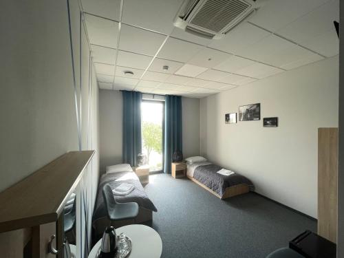 ラドムスコにあるAQUARA Radomskoの窓のある病室で、ベッドが備わります。