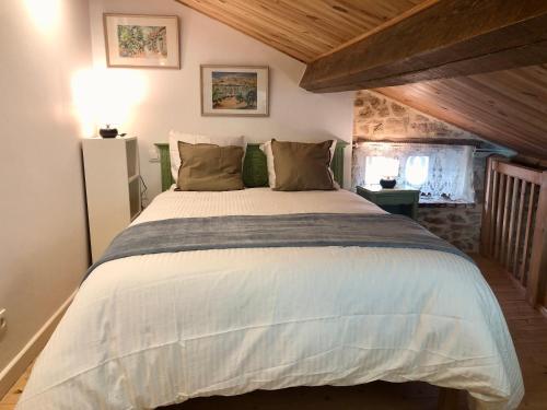 1 dormitorio con 1 cama grande en el ático en Les Gîtes de La Croix Liaud en Saint-Sulpice-en-Pareds