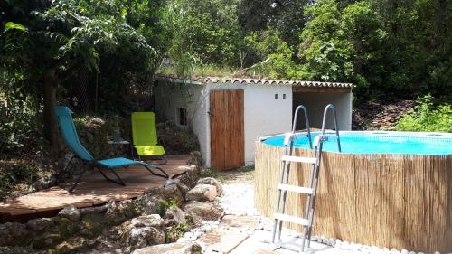une arrière-cour avec une piscine et une maison dans l'établissement Cocon en pleine nature avec piscine privative, à Junas