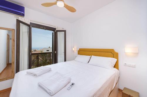 ein Schlafzimmer mit einem Bett mit zwei Handtüchern darauf in der Unterkunft WintowinRentals Adosado Premium en la Costa del Sol in Torre de Benagalbón